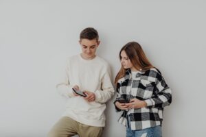 two-teenagers-with-phones